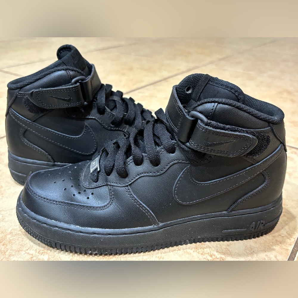 Used- Like New Nike Air Force 1 Mid ‘07 Black size 6.5 CW2289-001